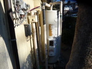 施工前の電気温水器